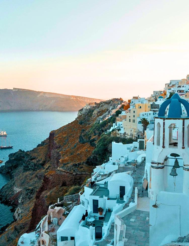 Mykonos-Stadt mit weiß getünchten Gebäuden und dem Ägäischen Meer