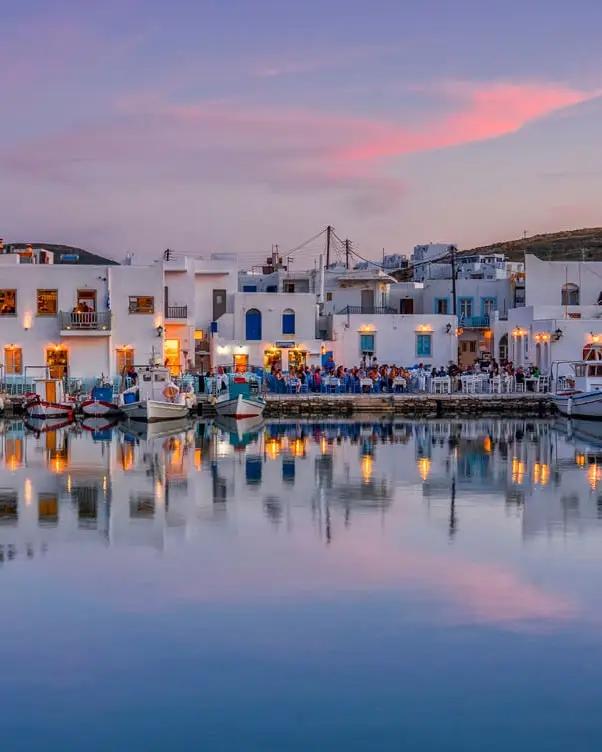 Paros : Reflets du crépuscule dans le port de Naoussa