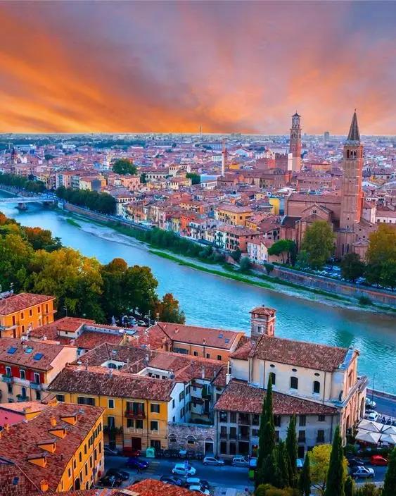 Der Sonnenuntergang in Verona