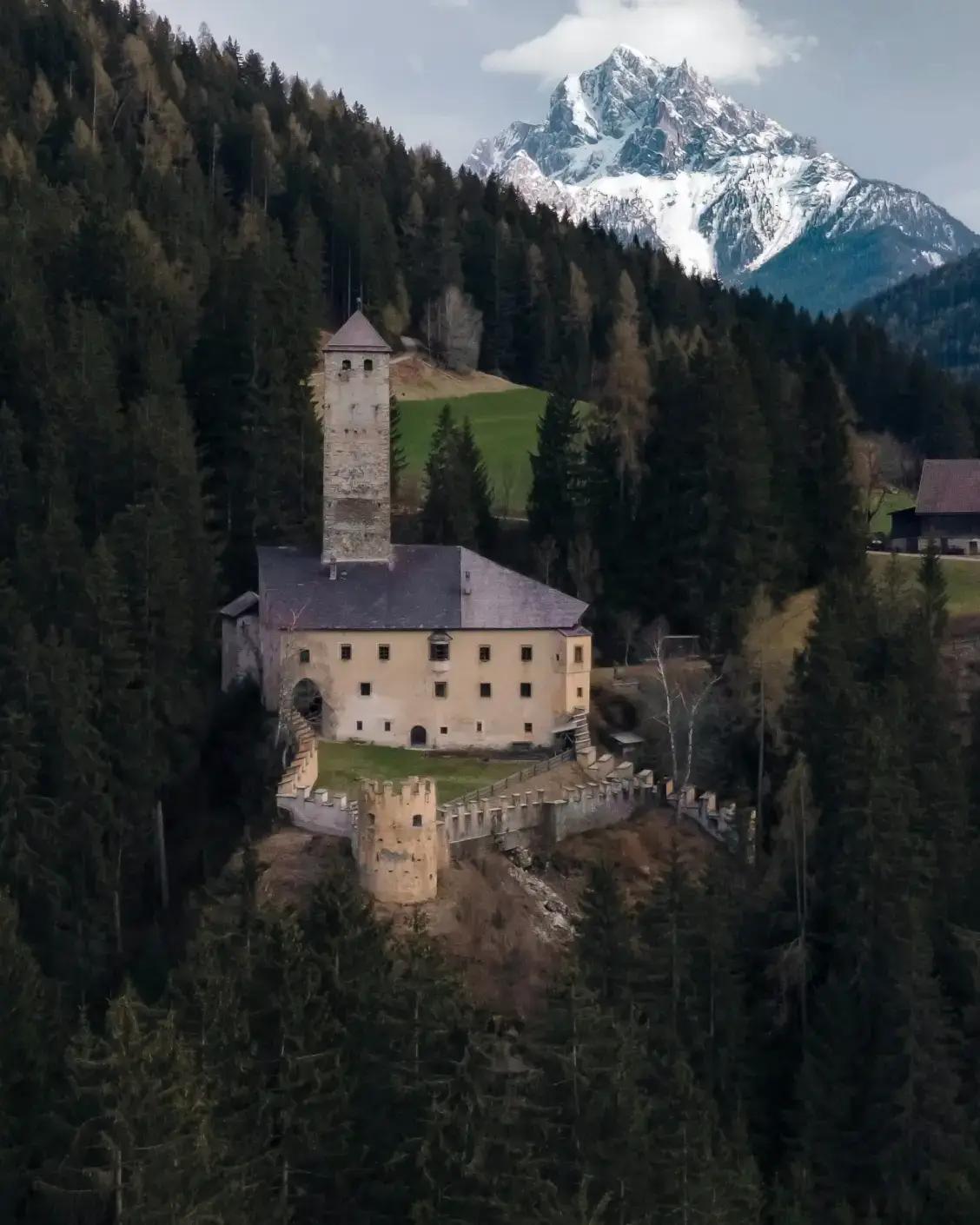 Bozener Schloss vom Himmel aus gesehen