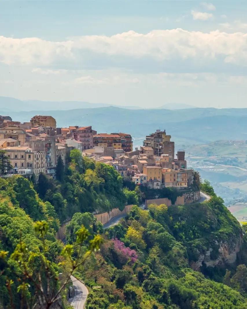 La ville d'Enna Italie Sicile sur une falaise à flanc de colline, vue aérienne