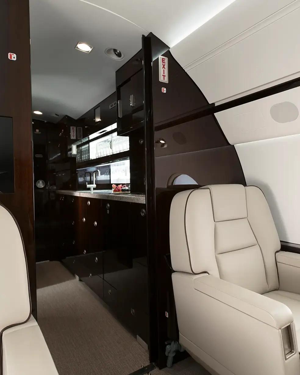 gulfstream-g550-interior-galley-seat