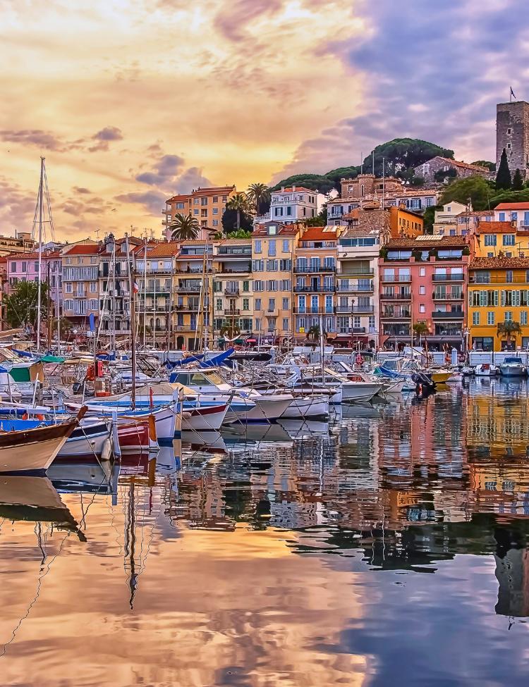 Vue de la ville de Cannes au coucher du soleil sur le vieux port