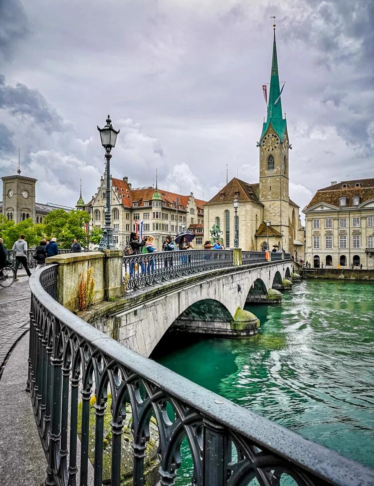 Pont de Zurich avec l'église Fraumunster sur la Limmat