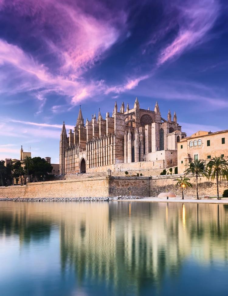 Vue panoramique de la cathédrale Santa Maria de Palma, également connue sous le nom de La Seu, située à Palma, Majorque, Espagne.