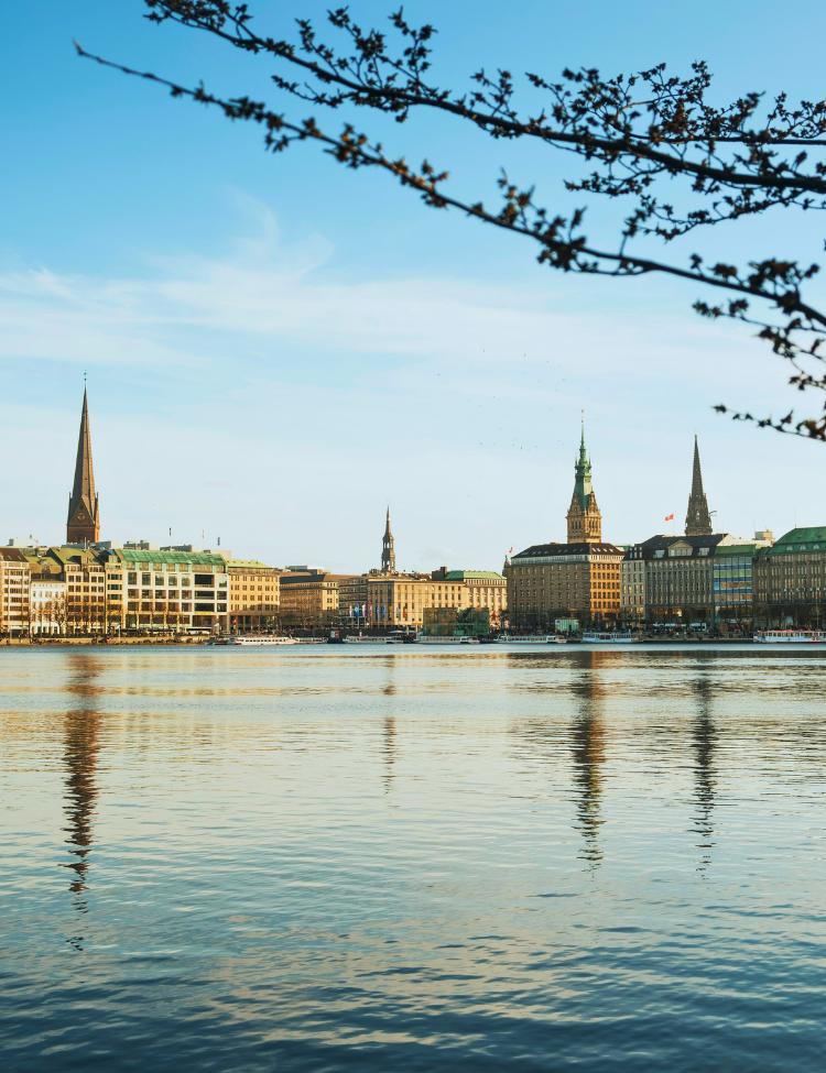 Vue de Hambourg, Allemagne, au bord du lac Alster