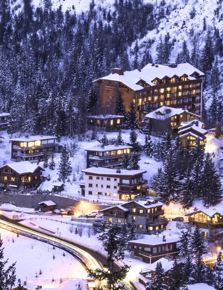 Schneebedeckte Gebäude in Courchevel, Montagne