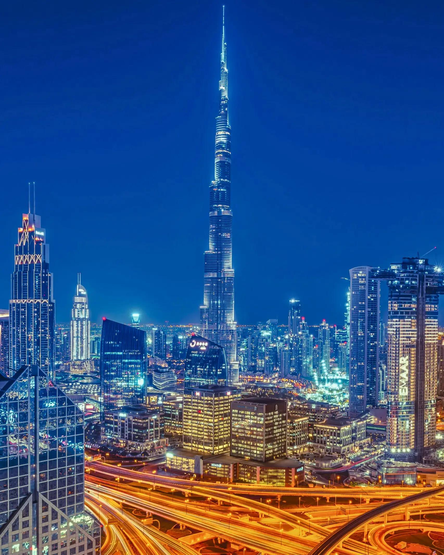Die Skyline von Dubai bei Nacht mit dem Burj Khalifa