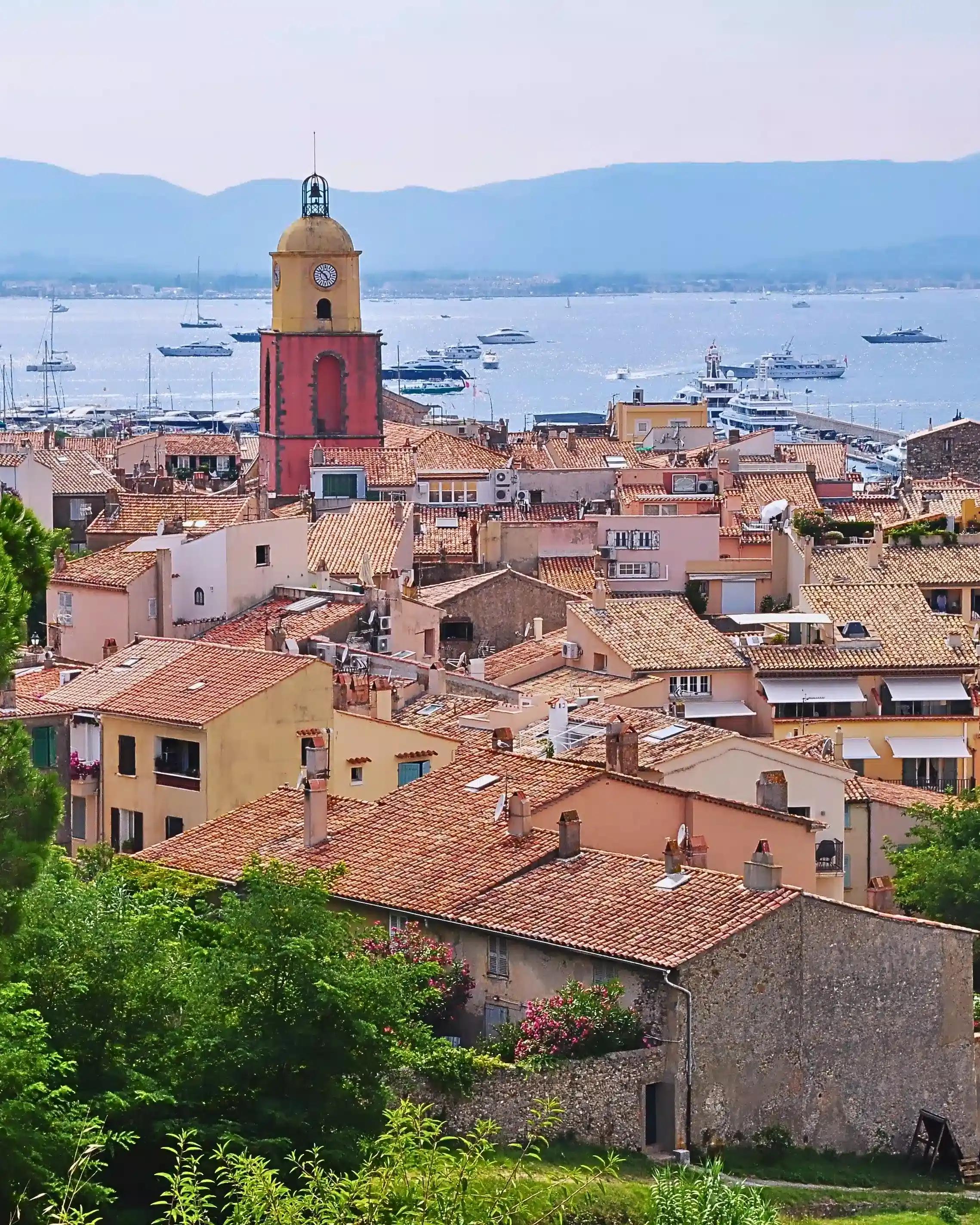 Una veduta di Saint-Tropez con il campanile di Notre Dame de l'Assomption