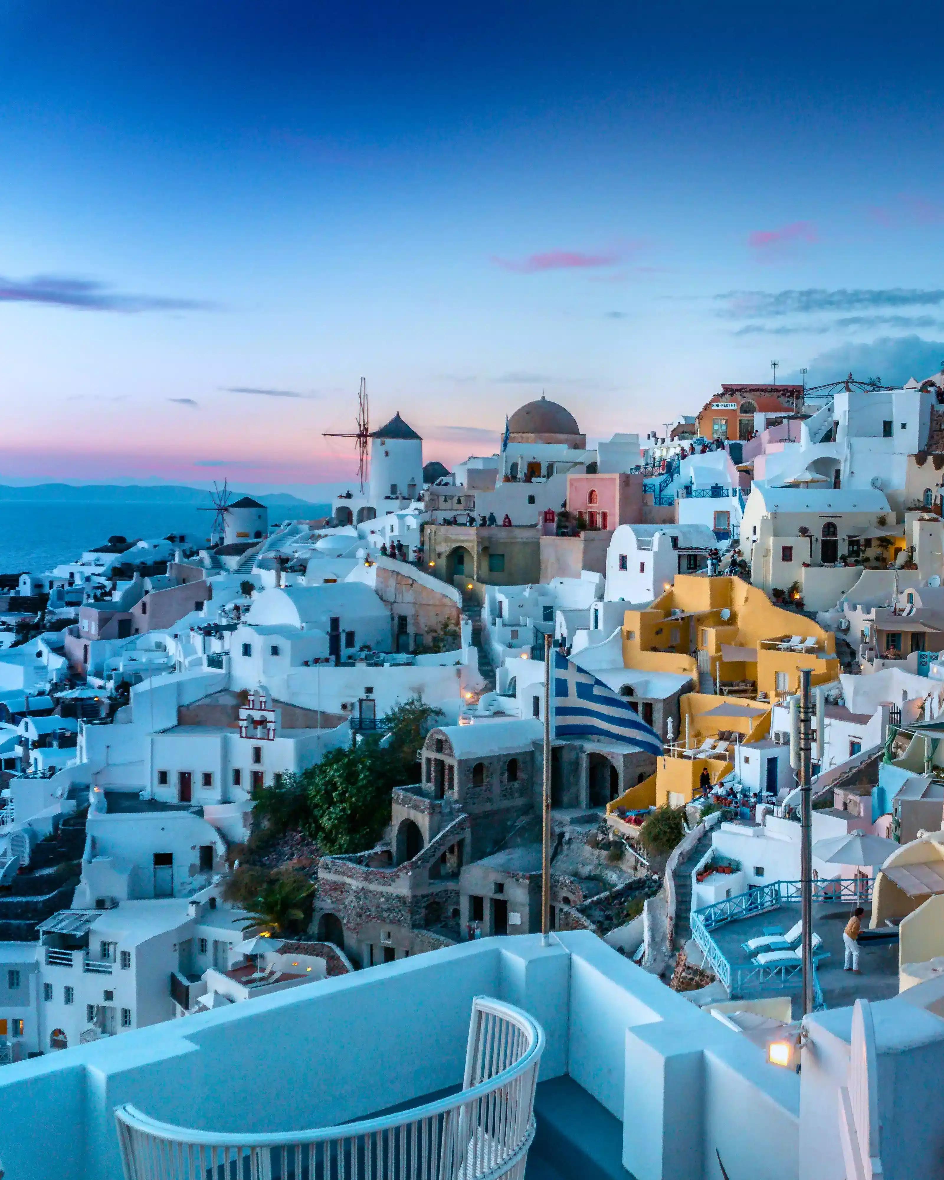Vista di splendidi edifici bianchi a Santorini