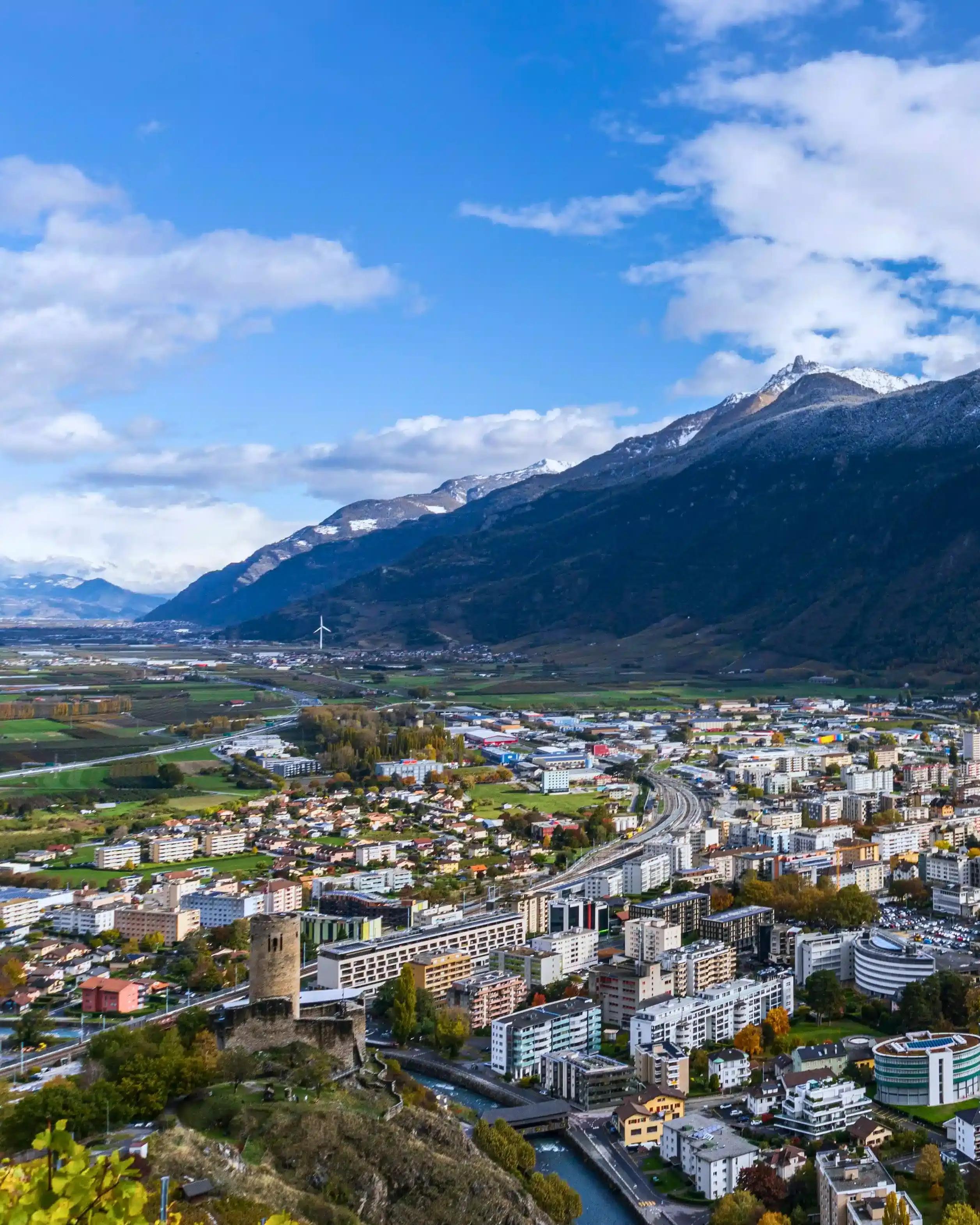La ville de Sion dans les Alpes suisses