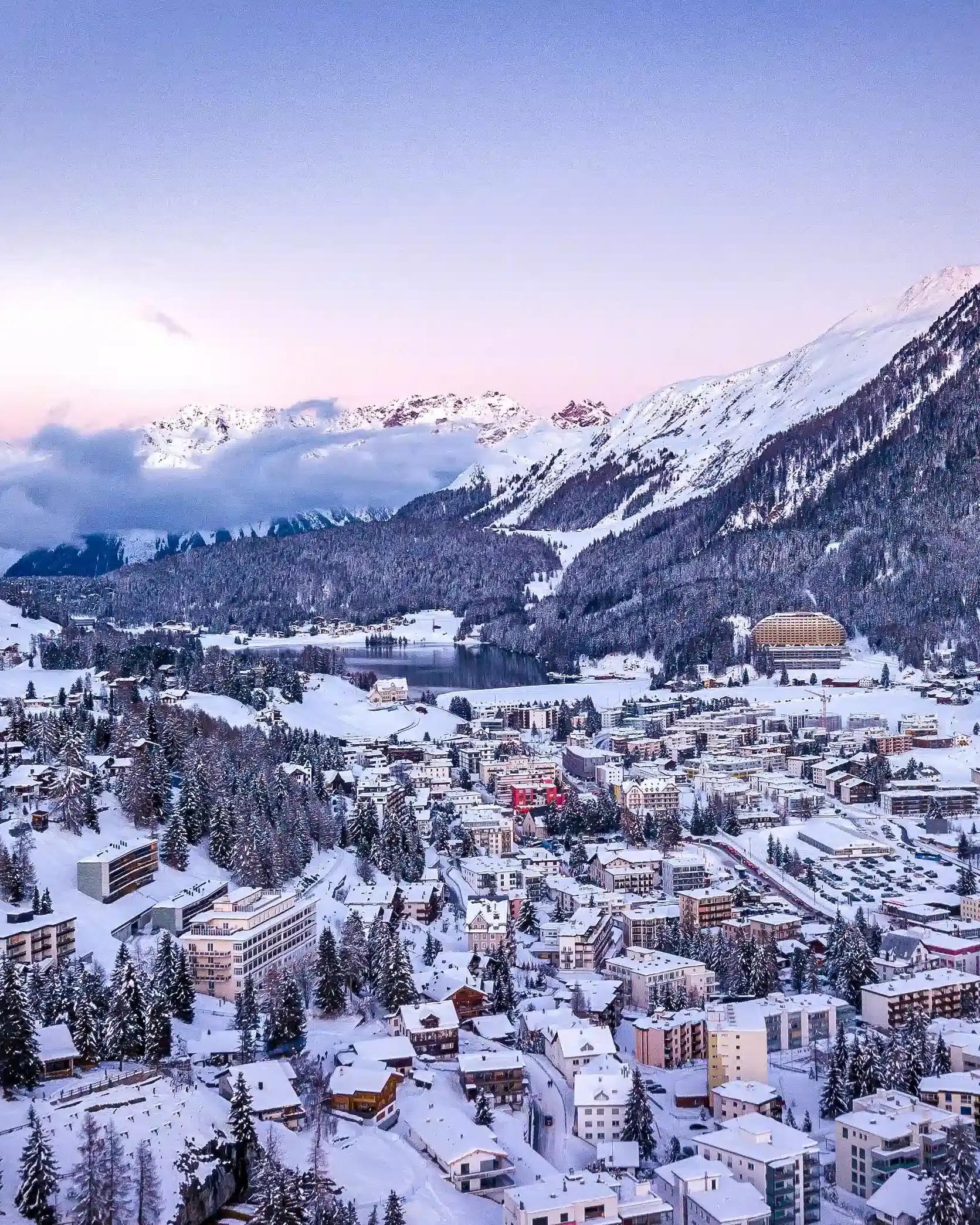 Davos Stadt inmitten der schneebedeckten Schweizer Berge