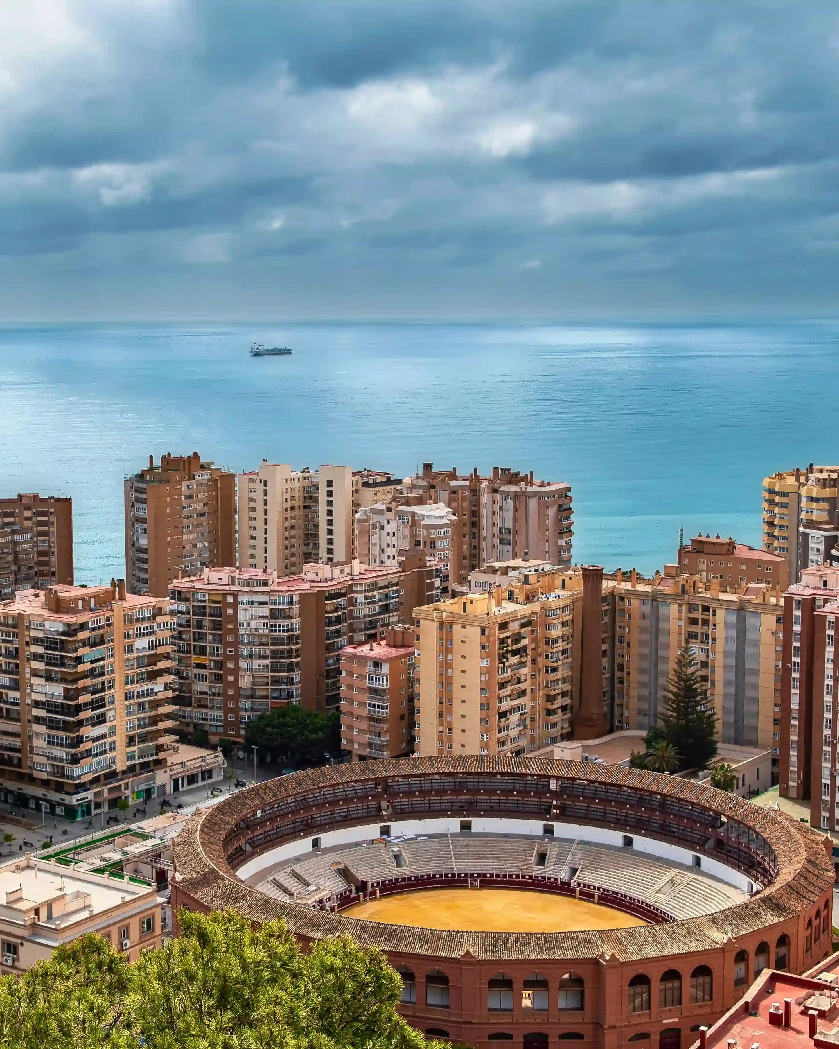Málaga Stadt mit Blick auf Gebäude und das Meer