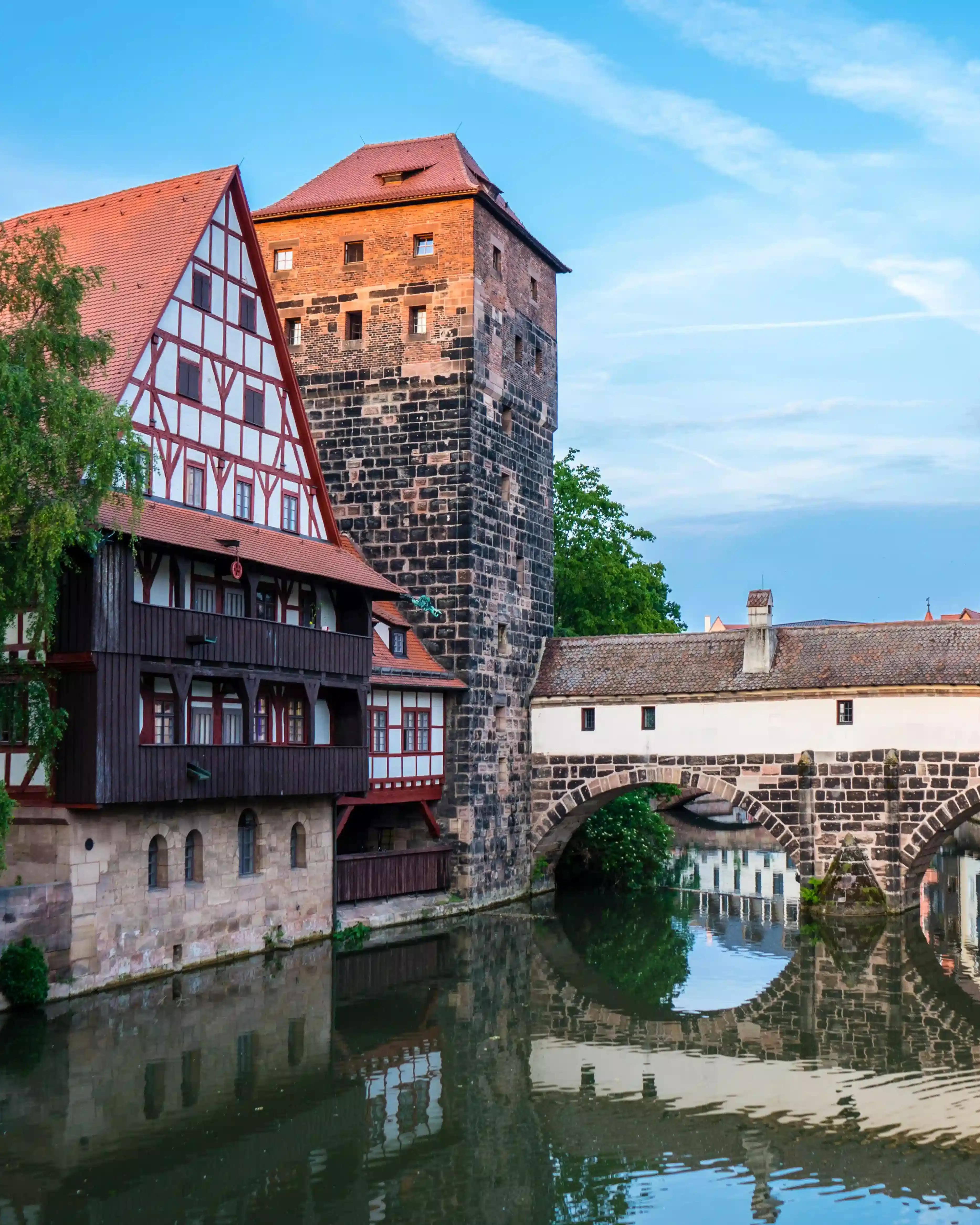 Ciudad de Núremberg con vistas al puente Henkersteg