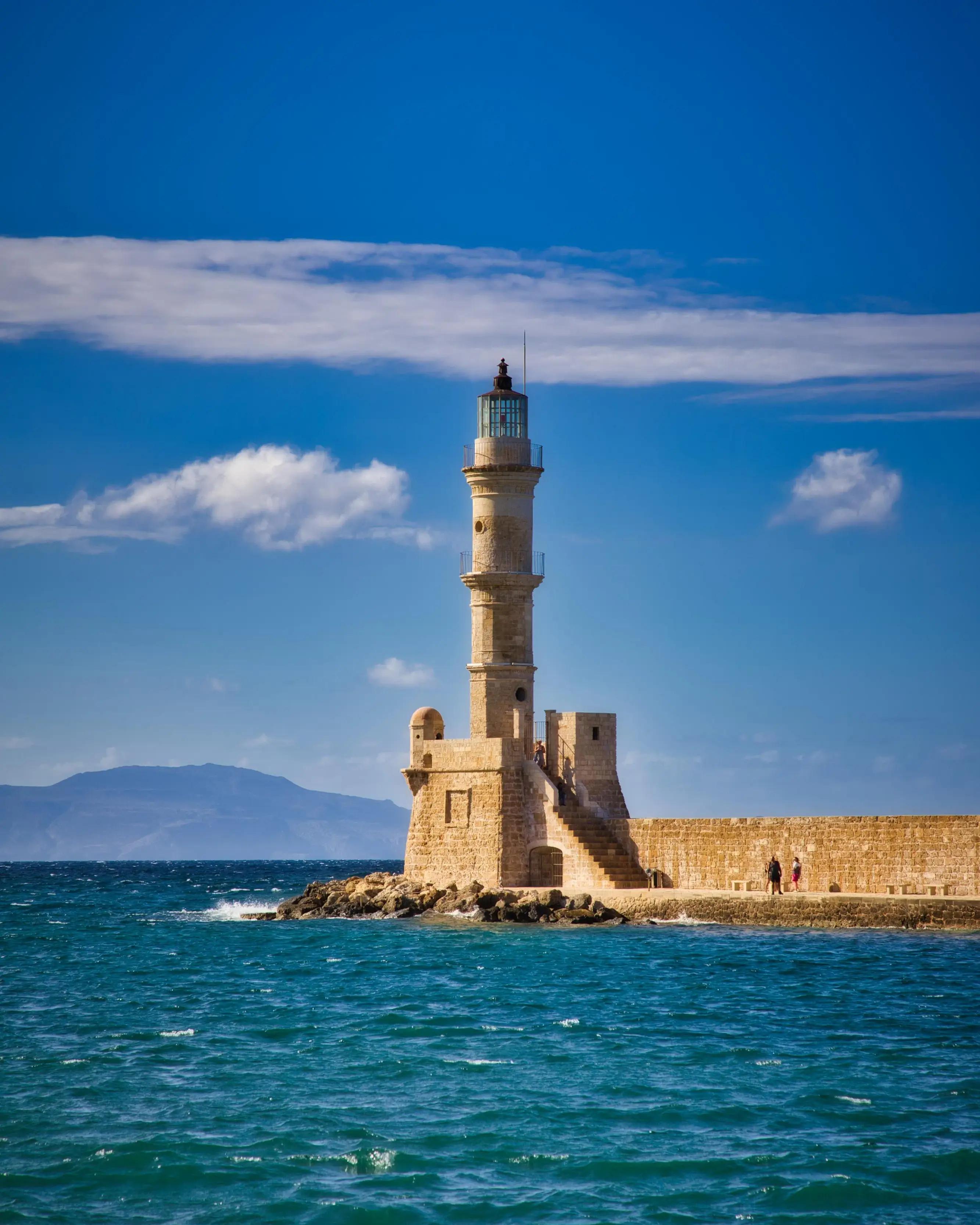 Ein Blick auf den berühmten Leuchtturm in Chania, Griechenland