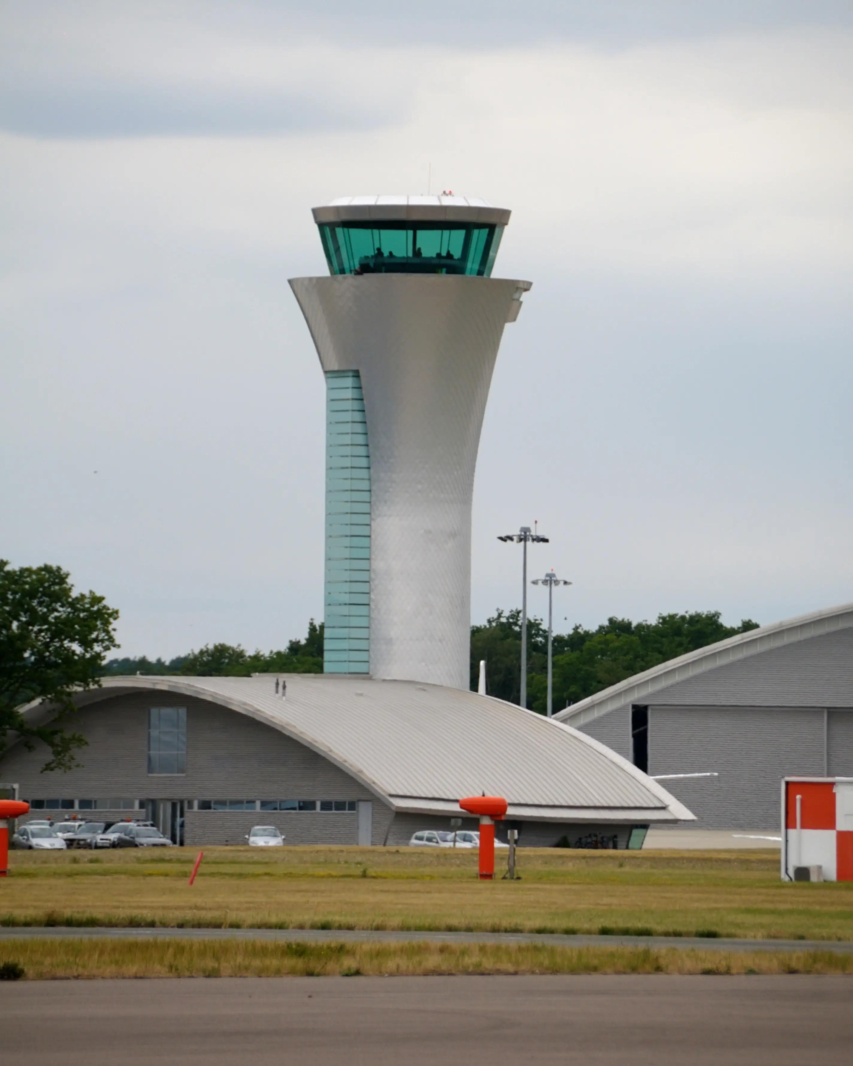 Un'immagine della famigerata torre di controllo dell'aeroporto di Farnborough
