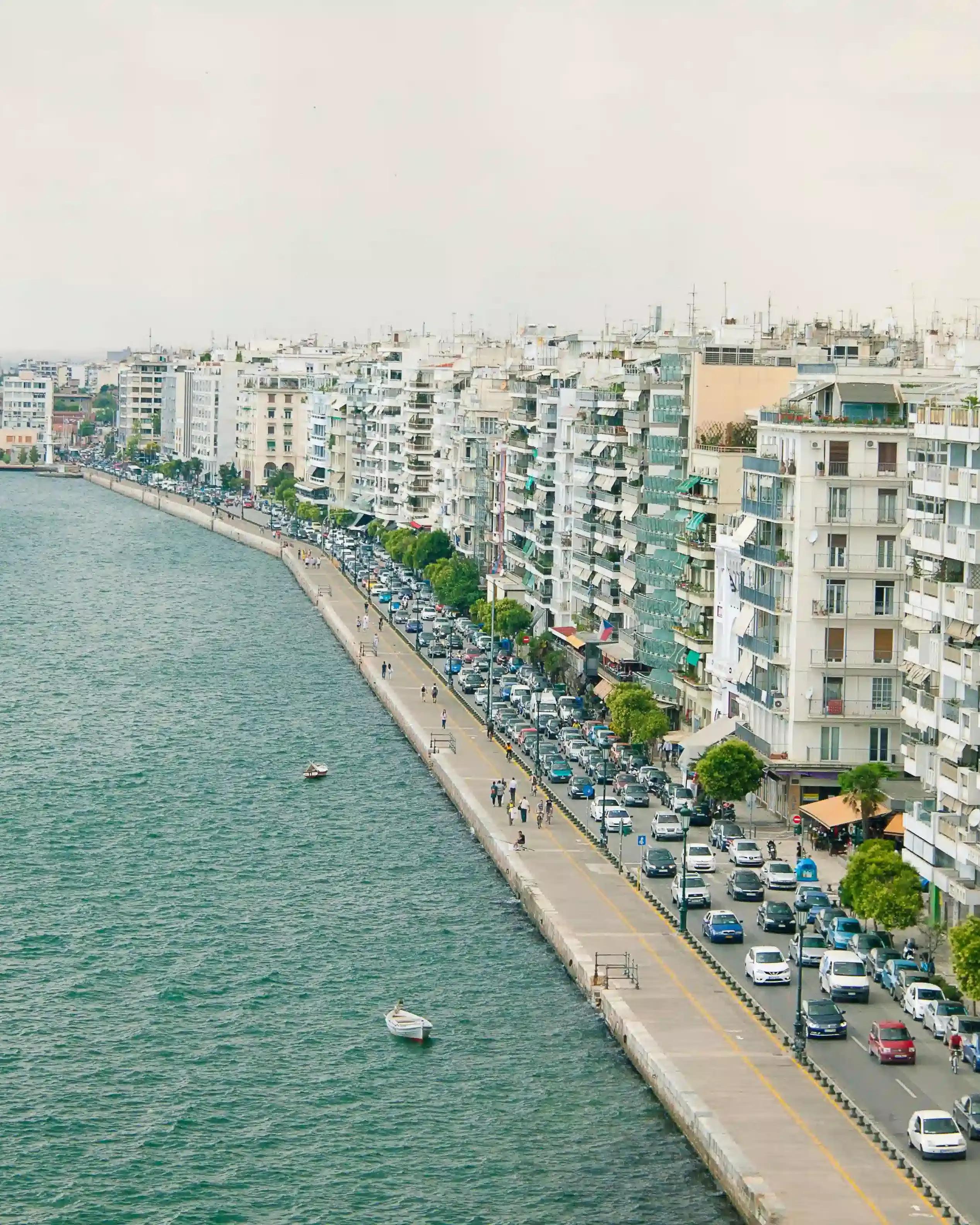 Vue d'une rue étroite de la vieille ville de Thessalonique