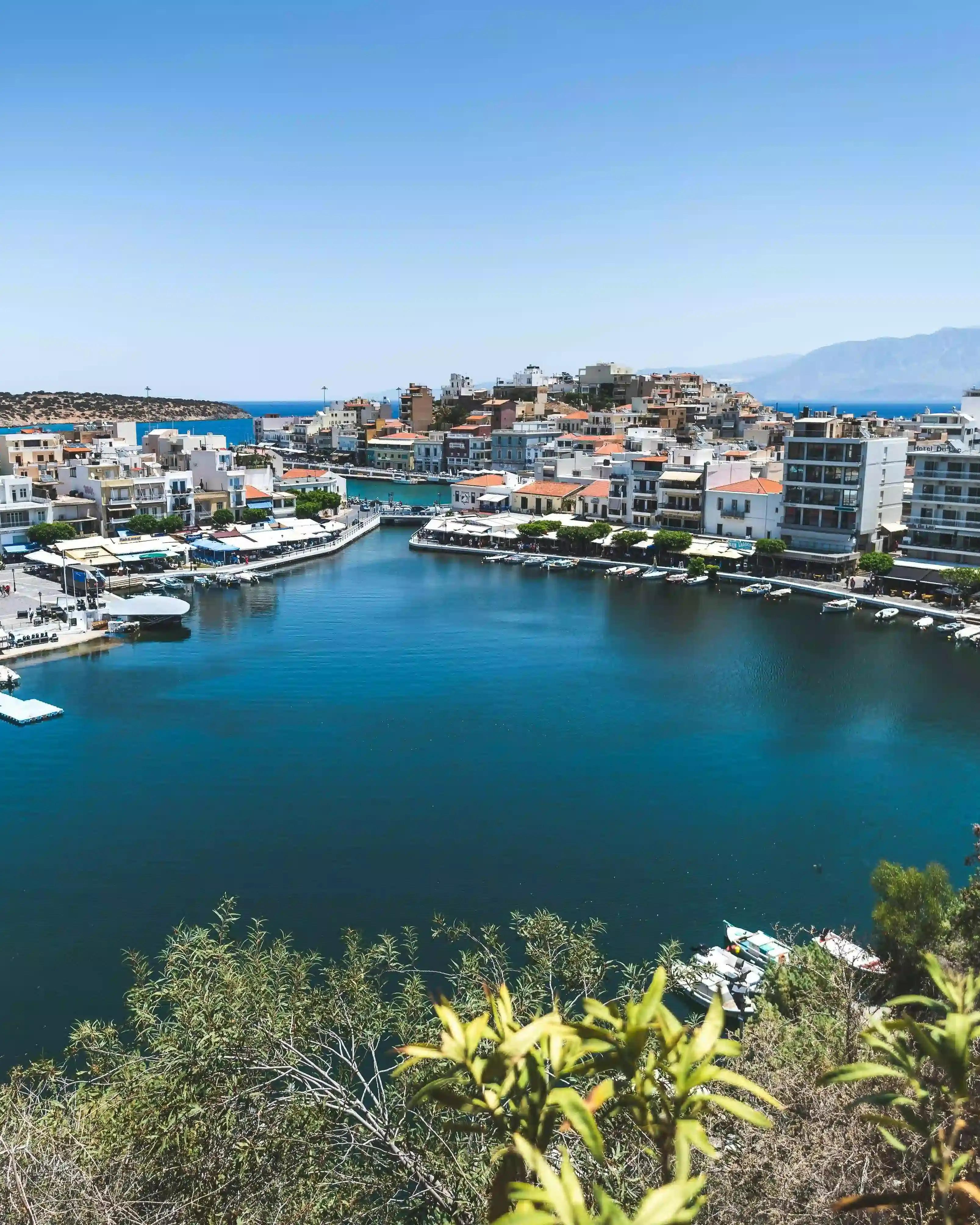 Agios Nikolaos oder Aghios Nikolaos ist eine Küstenstadt auf der griechischen Insel Kreta