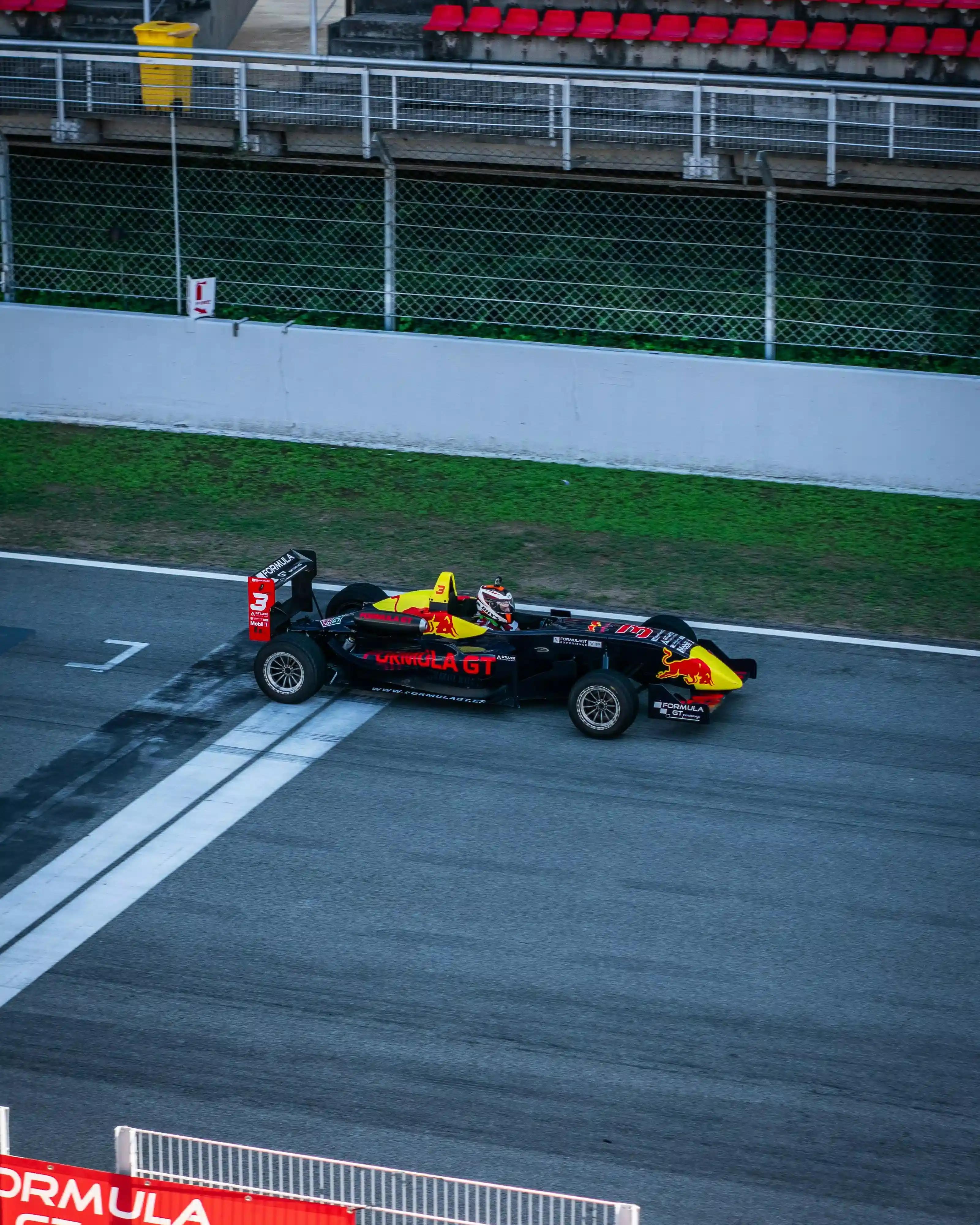 Ein Auto des Alpine-Teams auf der Formel-1-Strecke in Singapur